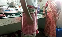 Egy indiai pár pornót játszik a szobalánysal, aki főzött