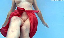 Emily Ross, en sexig MILF, klär av sig under vattnet
