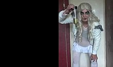 In un video fatto in casa, una travestita bisessuale ingoia avidamente l'urina di un altro uomo