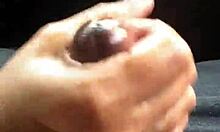 Un cuplu interrasial face o masturbare fierbinte cu un penis negru mare
