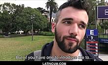 Włochaty gejowski amator otrzymuje 10 000 pesos za POV seks od reżysera filmu