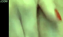 Μια τριχωτή ερασιτέχνης χρησιμοποιεί αγγούρι ενώ αγγίζει το μουνί της