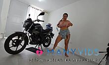 לורן לטינה, נערה ברזילאית, מקבלת את התחת הגדול שלה בסגנון כלב על האופנוע שלה בקולומביה