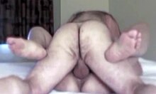 Un cuplu de amatori se bucură de sex în stil misionar cu un penis mare