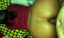 Un'adolescente ebano riceve il suo culo penetrato da un grosso cazzo nero