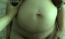 Ibu tiri yang curang mempamerkan payudaranya yang besar dan perut hamilnya kepada anak tirinya dalam video buatan sendiri