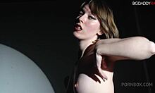 Το σφιχτό μουνί της Daisys, μιας Γαλλίδας με μεγάλο κώλο, γαμιέται στην πρώτη της σκηνή ομαδικού σεξ