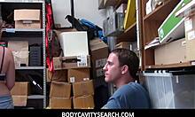 Młody złodziej z bezwłosnym ciałem zostaje uchwycony przez kamerę w filmie z kradzieżą w sklepie