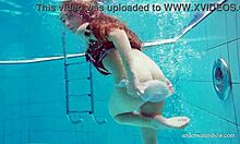 Подросток Нина Мохнатка хвастается своими большими сиськами и горячей задницей в бассейне