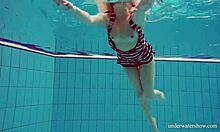 Nina Mohnatka, uma adolescente, exibe seus grandes seios e traseira atraente na piscina