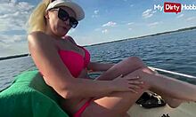 Блондинката с големи гърди Барби Брилиант се наслаждава на разходка с лодка и получава четири оргазма в своето мръсно хоби