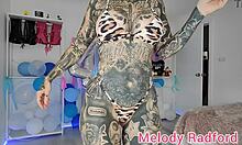 Melody Radford, en australisk porrstjärna med stora bröst och stor rumpa, visar upp sig i en kjol