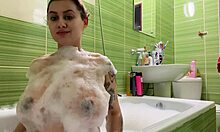 Prawdziwa ciężarna nastolatka z dużymi cyckami i seksownym tyłkiem bierze kąpiel