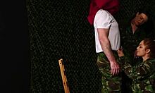 Британска жена се обуче као црвенокоса војничка мама за тројку