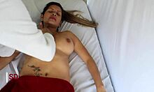 Une MILF latina reçoit un massage sensuel et une fin heureuse