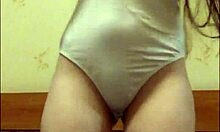 Une brune amateur se déshabille et montre ses culottes sales