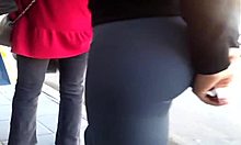 Softcore-video av en ung jente med en rund rumpe i stramme leggings som venter på bussen