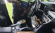 Amatør kvinnelig kunde blir tatt på fersken mens hun runker av maten sin i bilen