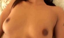 Tertangkap kamera: Pelacur remaja mungil mendapatkan payudaranya yang kecil dientot