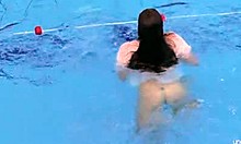 Η ερασιτέχνης έφηβη Katy Soroka επιδεικνύει το τριχωτό σώμα της κάτω από το νερό
