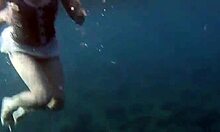 Καυτές κοπέλες κολυμπούν γυμνές σε ιδιωτική πισίνα