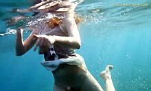 Hot babes svømmer nakne i et privat basseng