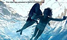 Orosz lányok Clara Umora és Bajankina forró víz alatti akcióban vesznek részt