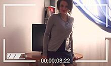 Amaterska rjavolaska draži v domačem videu s strganimi oblačili