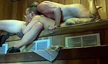 Zvrhlý skupinový sex v horúcej saune