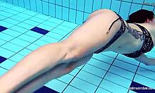 Remaja amatur Katrin telanjang di dalam air dalam video rumah