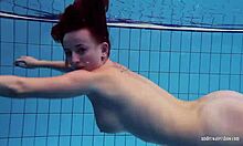 Amateur tiener Katrin gaat naakt onder water in een homevideo