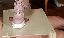 Pacar femdom mendominasi budaknya dengan sepatu bot pink dan sepatu hak tinggi dalam video HD